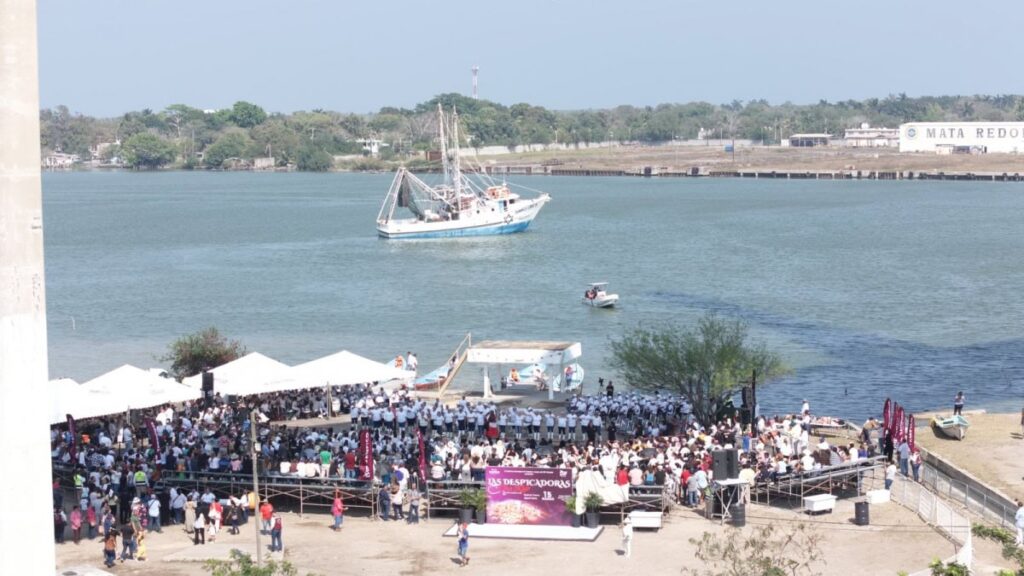 Sociedad y gobierno rindieron un emotivo homenaje a las mujeres ligadas al sector pesquero, a través de la obra de teatro “Las Despicadoras del Oro Rojo”