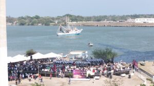 Sociedad y gobierno rindieron un emotivo homenaje a las mujeres ligadas al sector pesquero, a través de la obra de teatro “Las Despicadoras del Oro Rojo”