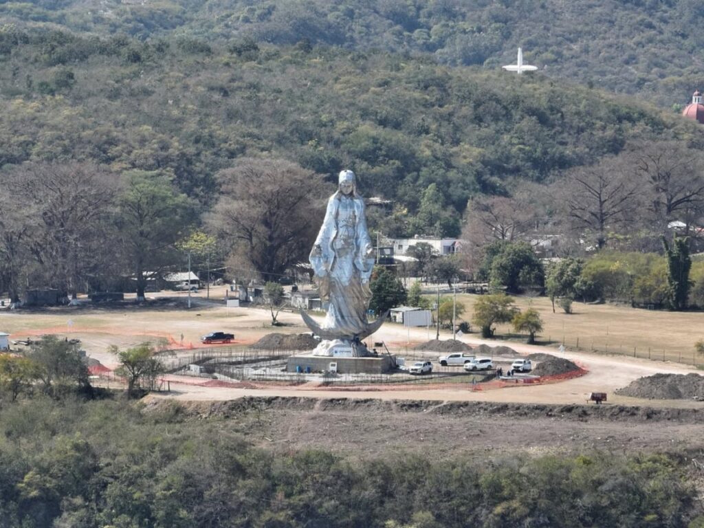 Con una moderna plazoleta, el Gobierno del Estado, liderado por Américo Villarreal Anaya, embellece la monumental escultura de la Virgen de El Chorrito