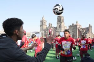 guiness-zocalo-cdmx-clase-futbol-grande-mundo-150326-3